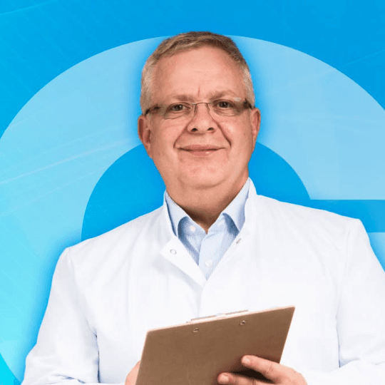 Gary Treskunov, Zahntechnikermeister aus München, Porträt auf blauem Hintergrund