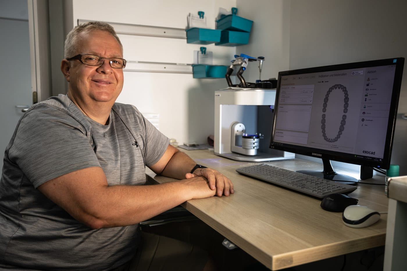 Gary Treskunov am CAD/CAM-Arbeitsplatz mit Dentalscanner und exocad-Konstruktionssoftware